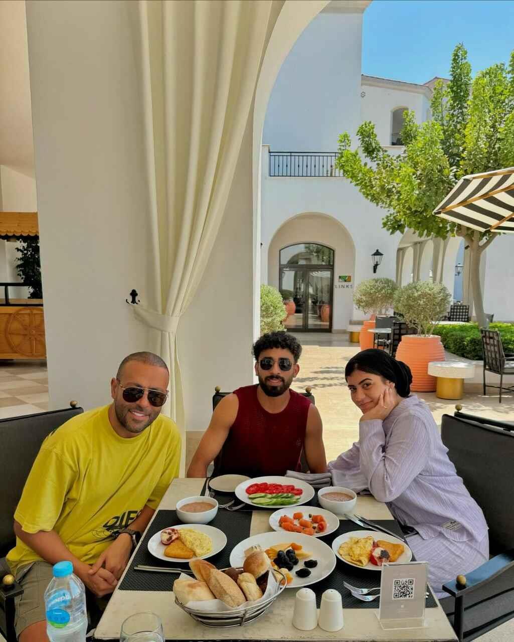 الطرق التي تختار بها زوجات النجوم أزياء البحر والإطلالات الصيفية