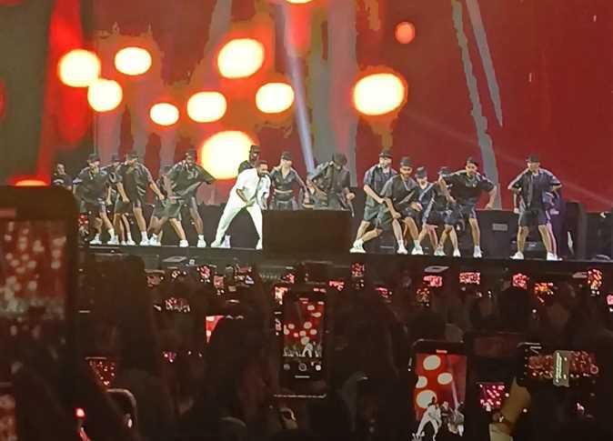 تامر حسني يستعرض مهاراته الراقصة في حفله بمهرجان العلمين