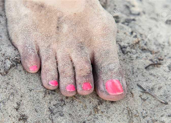 جلسة باديكير طبيعية على شواطئ البحر بين الرمال الناعمة