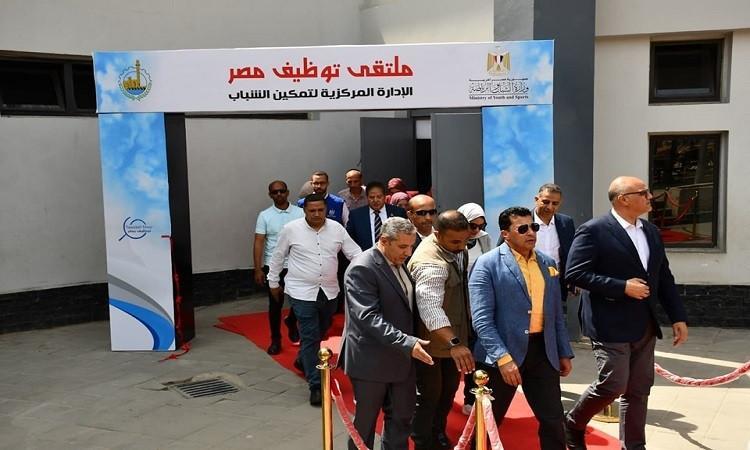 محافظ القليوبية يستعرض جهود توظيف الشباب وتحسين فرص العمل في الخصوص