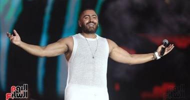 تحليل الأداء المسرحي والتفاعل الجماهيري خلال الحفل