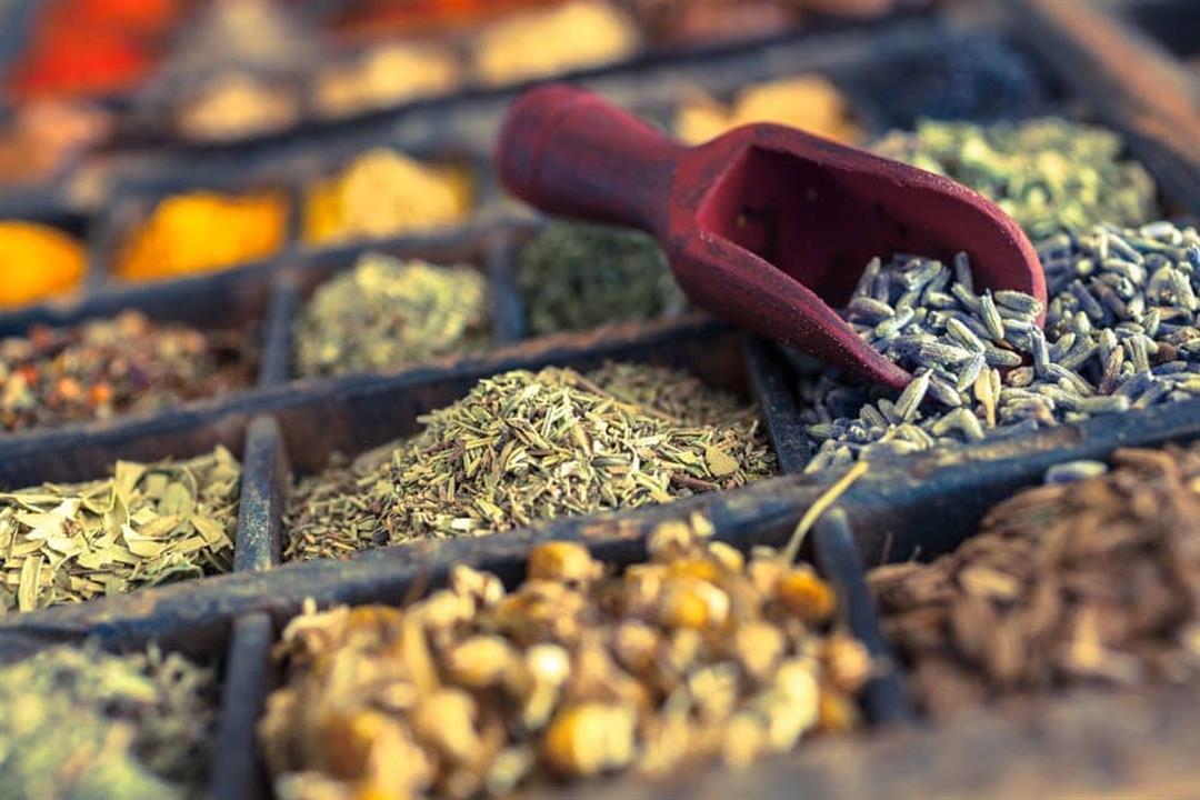 الأعشاب الآمنة والمشروبات المفيدة للمساعدة على التخلص من الغثيان