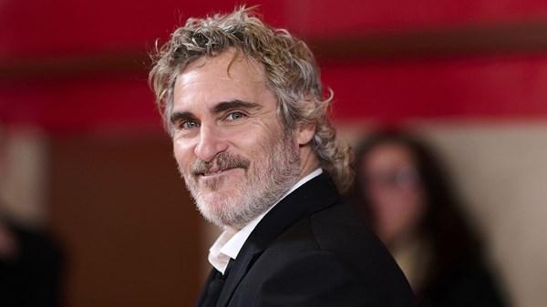 خواكين فينيكس يرفع صوته دفاعًا عن حقوق الأطفال في فلسطين