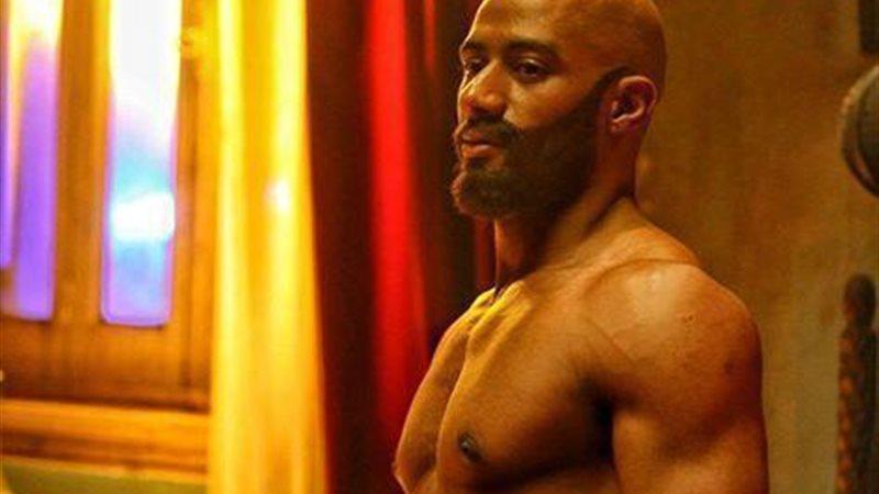 كيف يحافظ محمد رمضان على تميزه في عروضه الحية؟