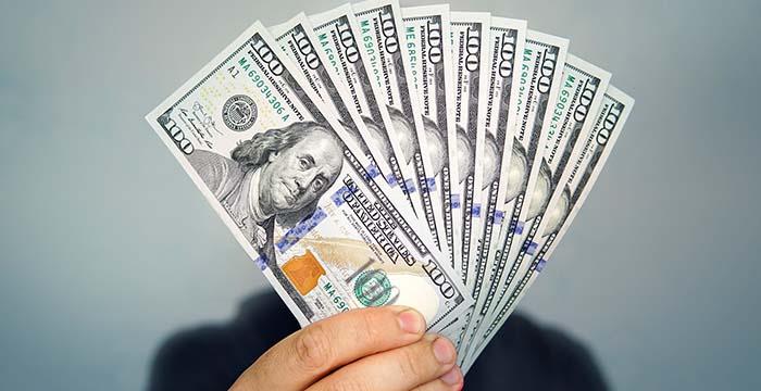 سعر الدولار في البنوك المصرية وأثره على الاقتصاد المحلي