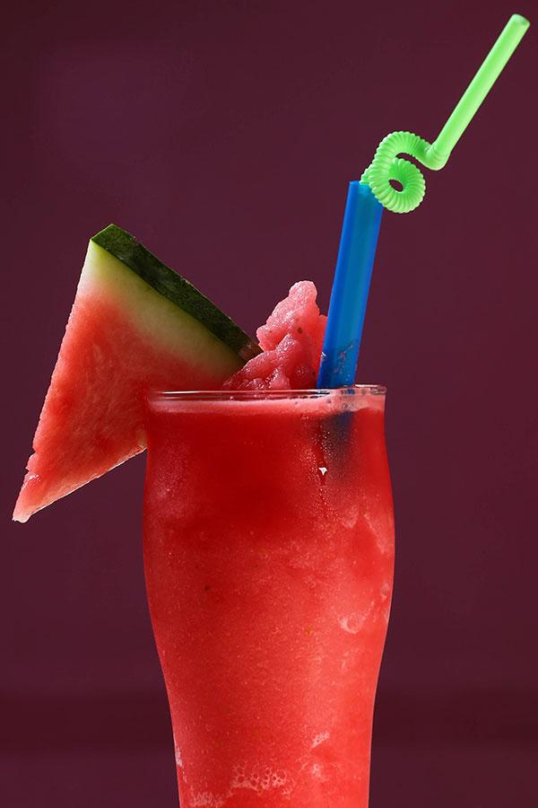 لماذا يعتبر سموثي المانجو والبطيخ الخيار الأمثل ليوم العائلة