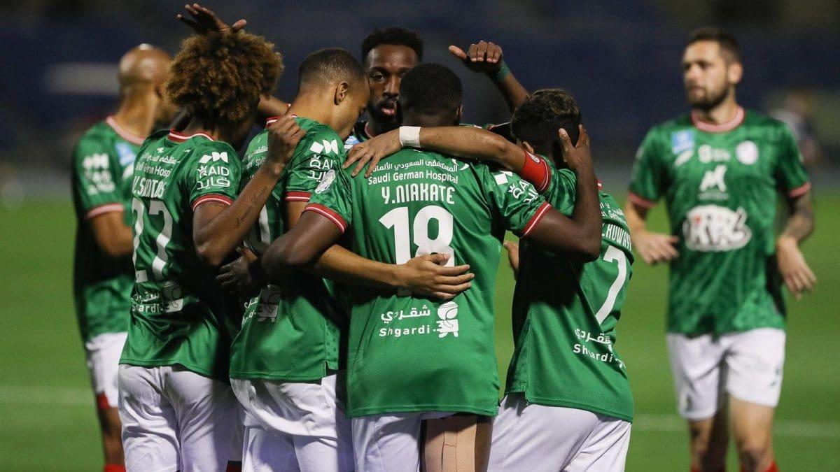 رغم تاريخ عريق مع الأهلي انتقال أحمد حسن كوكا للدوري السعودي يعزز المنافسة المحلية