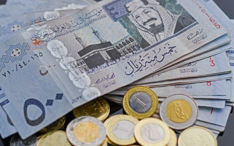 تحليل تقلبات الريال السعودي في البنوك التجارية والعواصل النقدية