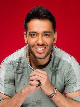 رامي جمال يعبّر عن تمنياته بالشفاء العاجل للفنان منير بعد نقله للمستشفى