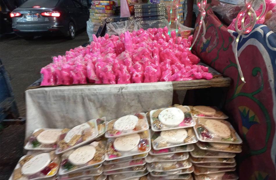 سحب عينات حلوى المولد في أسوان بين الفحص والمعايير الصحية