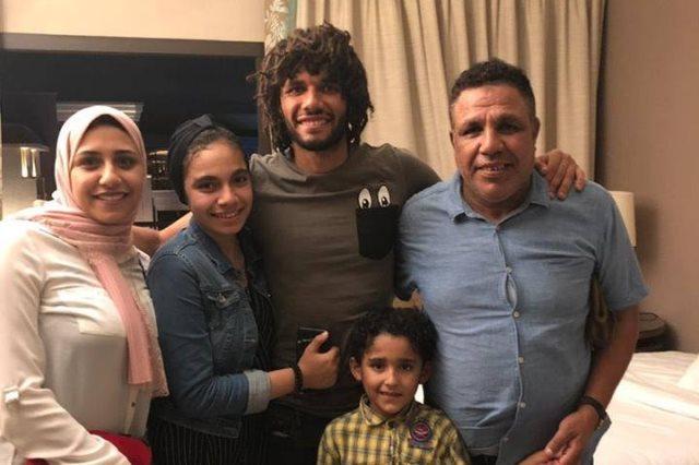 أبرز التفاصيل التي كشفتها صور النني مع أبنائه في العطلة