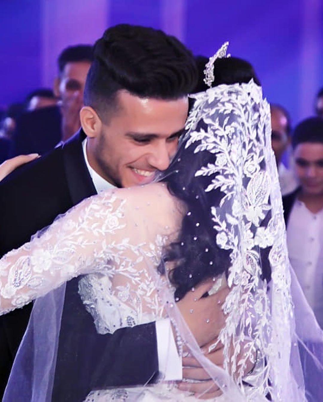 على أنغام أنا والقمر لحظات رومانسية تجسد عمق الحب بين مصطفى فتحي وزوجته
