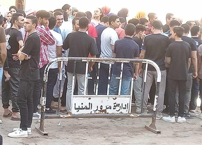 طلاب الثانوية بالمنيا ينظمون أداء امتحانات الديناميكا والإحصاء بالدور الثاني بكل هدوء