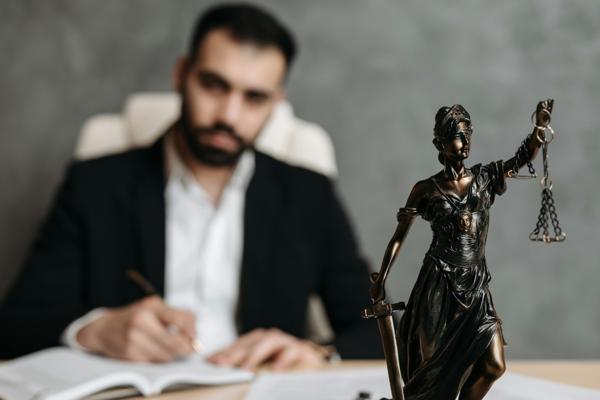 رصد الأدلة والشهادات وتأثيرها على مسار القضية