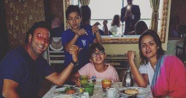 والدته حضنت الألم وأجهشت بالبكاء بسبب مواقفه الصعبة