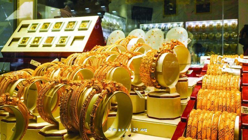 العوامل الاقتصادية والسياسية وراء الانخفاض الحاد في أسعار الذهب