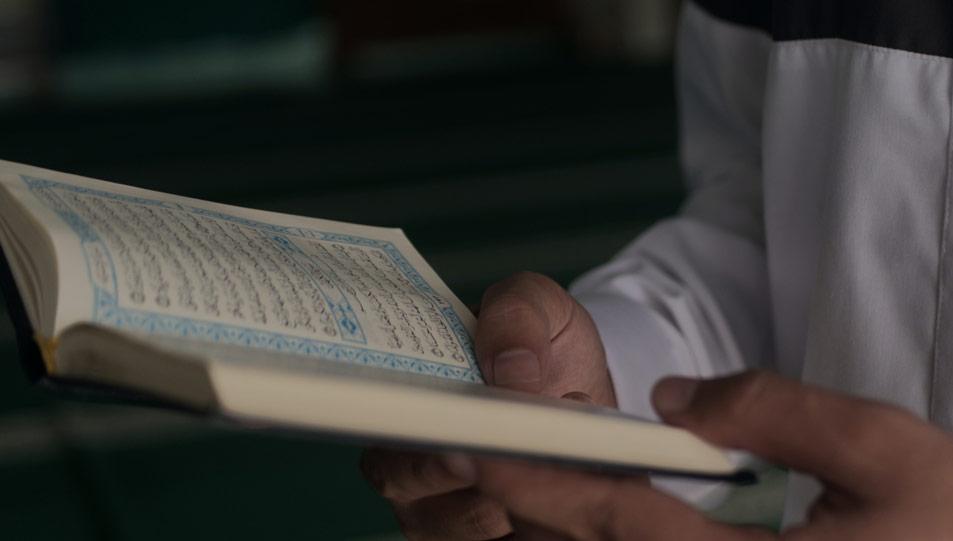 توجيهات ونصائح لتعزيز احترام القرآن في ظل الظروف المختلفة