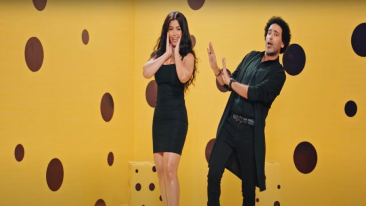 تحليل أسلوب ياسمين عبدالعزيز في التعبير بالحركات الراقصة داخل الكواليس