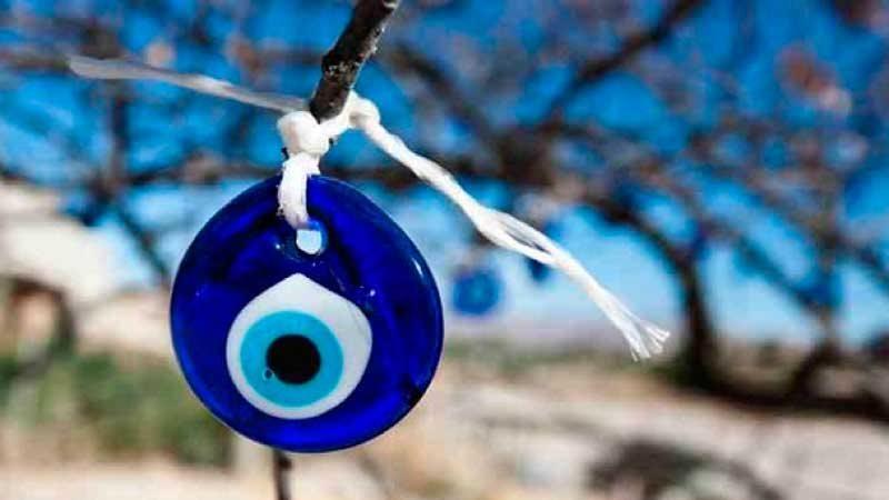 كيفية تنسيق خرزة زرقاء وقلب مع الملابس لإطلالة متجددة وأنيقة
