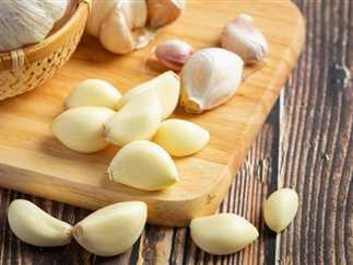 طرق استخدام الثوم لفرك القدم بأمان وفعالية