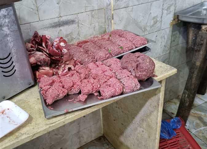 ضبط كمية ضخمة من لحوم الجاموس مجهولة المصدر في العبور وكيفية تعامل السلطات مع الموقف
