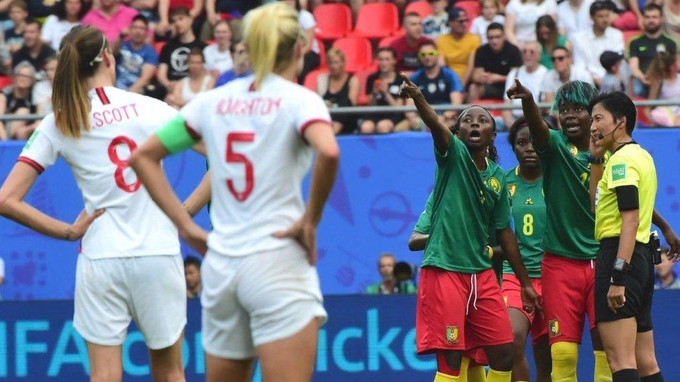 دور الدعم الجماهيري في رفع معنويات اللاعبات وتأثيره على نتائج المباريات