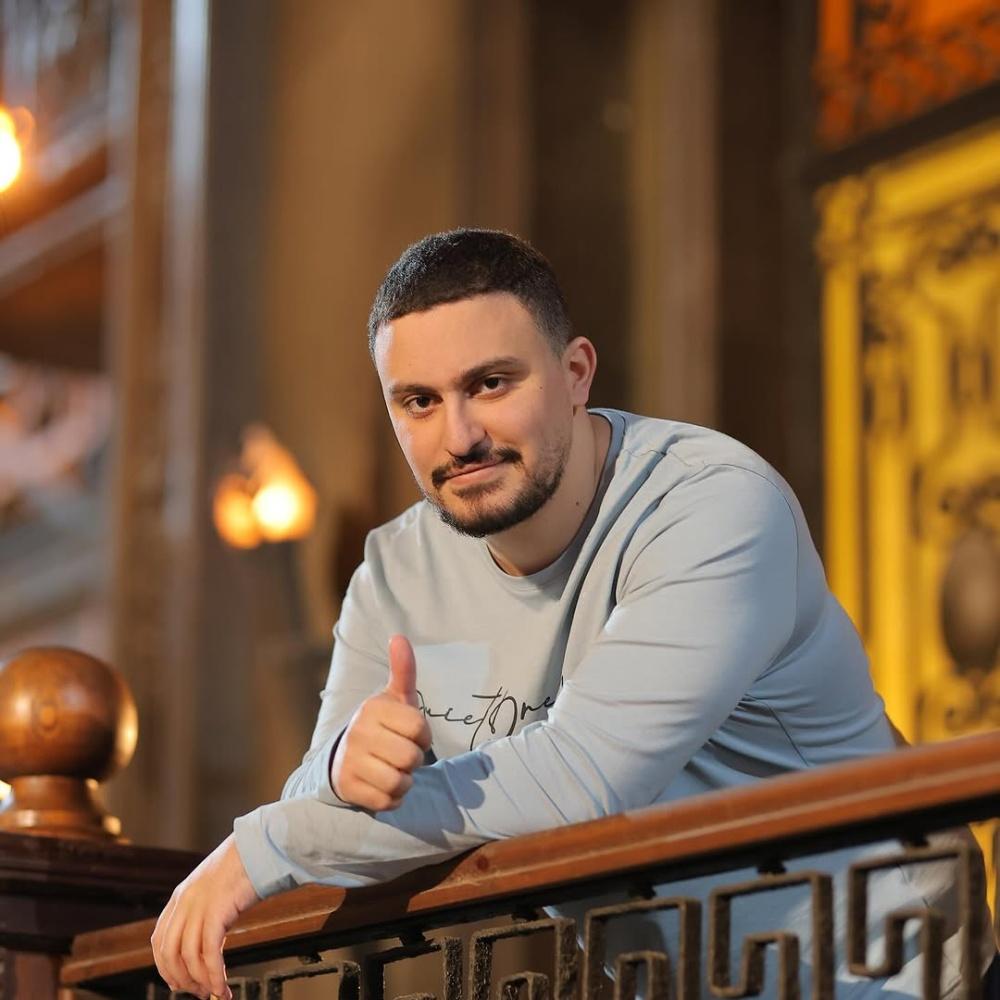 نصائح ياسين السقا للممثلين الشباب في مواجهة النقد وتحقيق النجاح