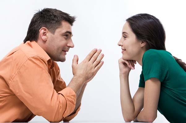 كيفية التواصل الفعّال لفهم مشاعر الزوج غير الراضي