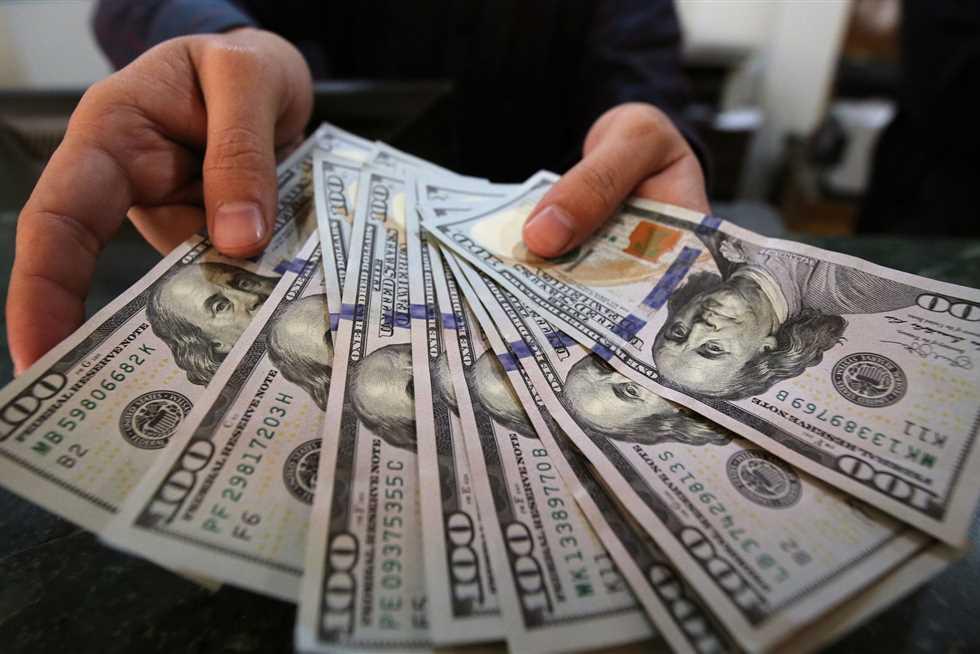 تحليل العوامل المؤثرة في تراجع الدولار وأثرها على الاقتصاد العالمي