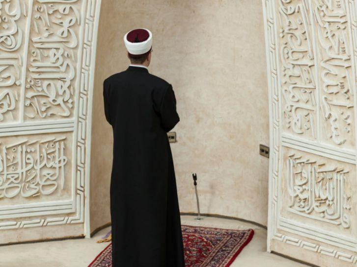 الشروط الأساسية التي يجب توفرها في الإمام لضمان قبول الصلاة