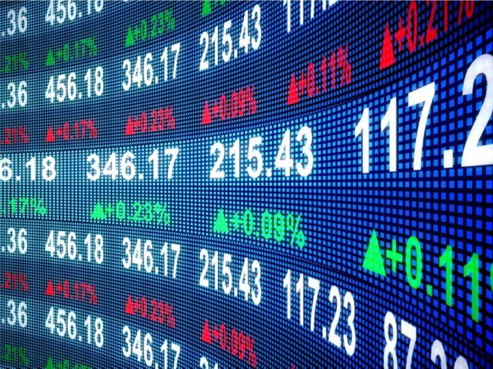 توقعات سوق العملات الأجنبية وتأثيرات انخفاض الدولار على المستهلكين