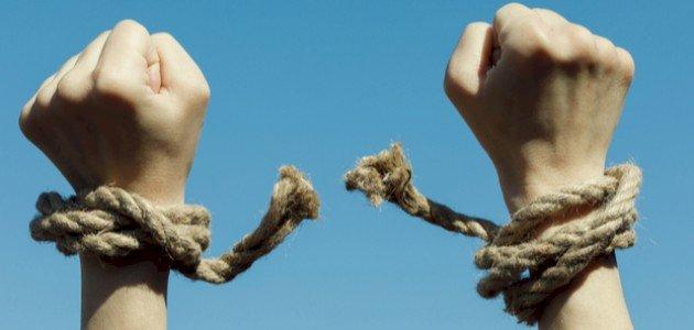 كيف يمكن للمجتمع والمؤسسات التعليمية تعزيز الوعي بأهمية احترام الحريات الشخصية