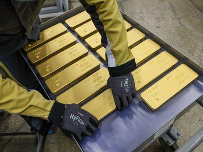 كيفية الاستفادة من تذبذب أسعار الذهب للمستثمرين والمستهلكين