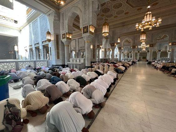 تحليل الشرع الإسلامي لمسألة غياب صلاة الجمعة وأبعادها الفقهية