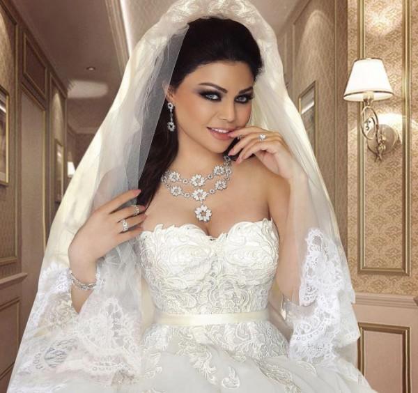 هيفاء وهبي تتألق بفستان الزفاف وتصميمه الذي يجمع بين الكلاسيكية والعصرية