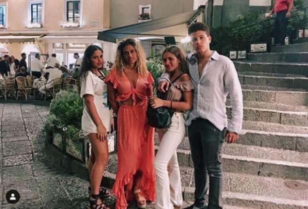 لحظات صيفية دافئة تجمع جانا عمرو دياب مع عائلتها