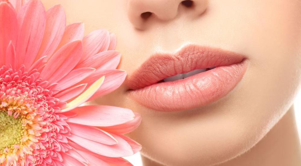 طرق طبيعية لتوريد الشفاه بدون تدخل جراحي