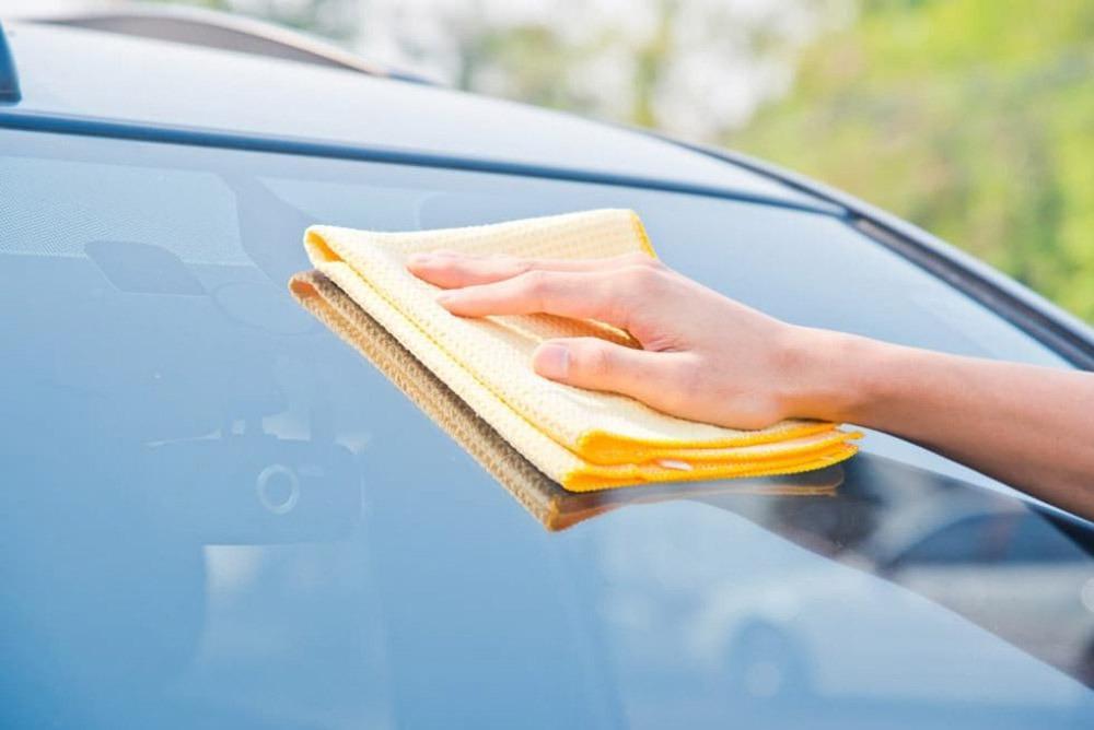 أفضل المواد الطبيعية لتنظيف زجاج السيارة بفعالية