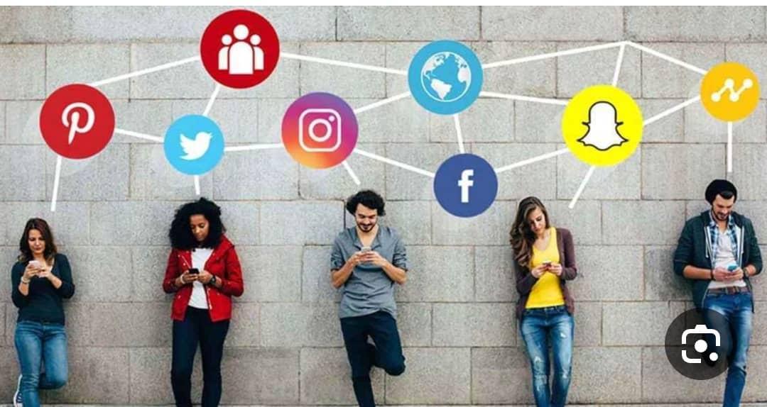 كيف تؤثر وسائل التواصل الاجتماعي على تصور الجمهور لحياة النجوم