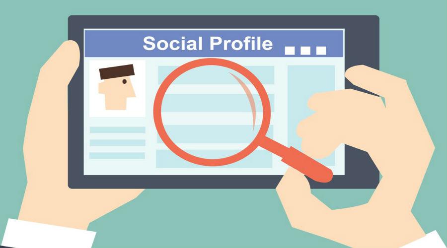 أدوار منصات التواصل الاجتماعي في مراقبة المحتوى وتنظيمه
