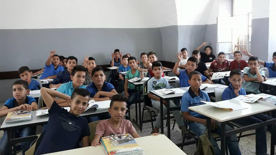 تعزيز السلامة والاحترام داخل الصفوف والتصدي لممارسات الضرب أمام الطلاب