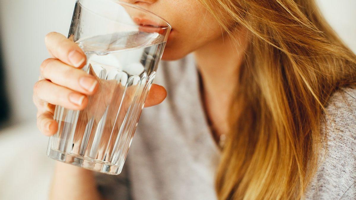 أهمية شرب الماء الدافئ وتأثيره القوي على معدل الأيض