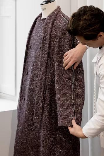 أفضل الأقمشة والألوان التي تجعل تنسيق ملابسك سهلاً وممتعاً