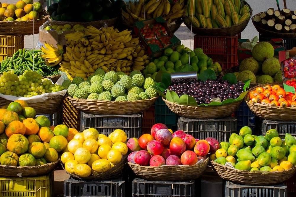 نصائح لاختيار الفاكهة الطازجة والموفرة في الأسواق المحلية