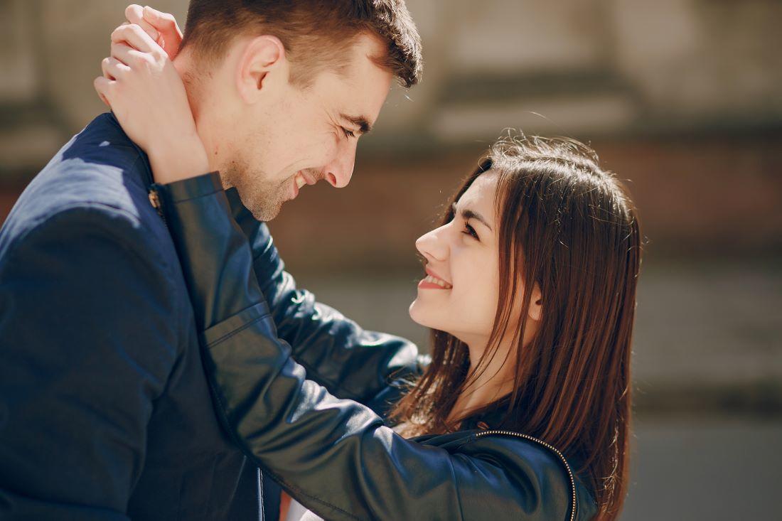 كيف يتعامل رجل العقرب مع العواطف والمشاعر في العلاقة