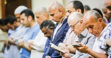 حكم قراءة القرآن من المصحف أثناء الصلاة بين الفقهاء
