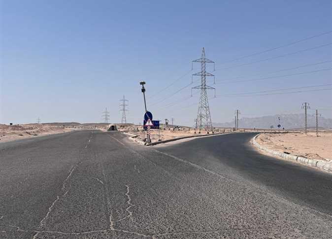 معاناة طريق خليج مكادي وتأثيرها على الحركة السياحية بالبحر الأحمر