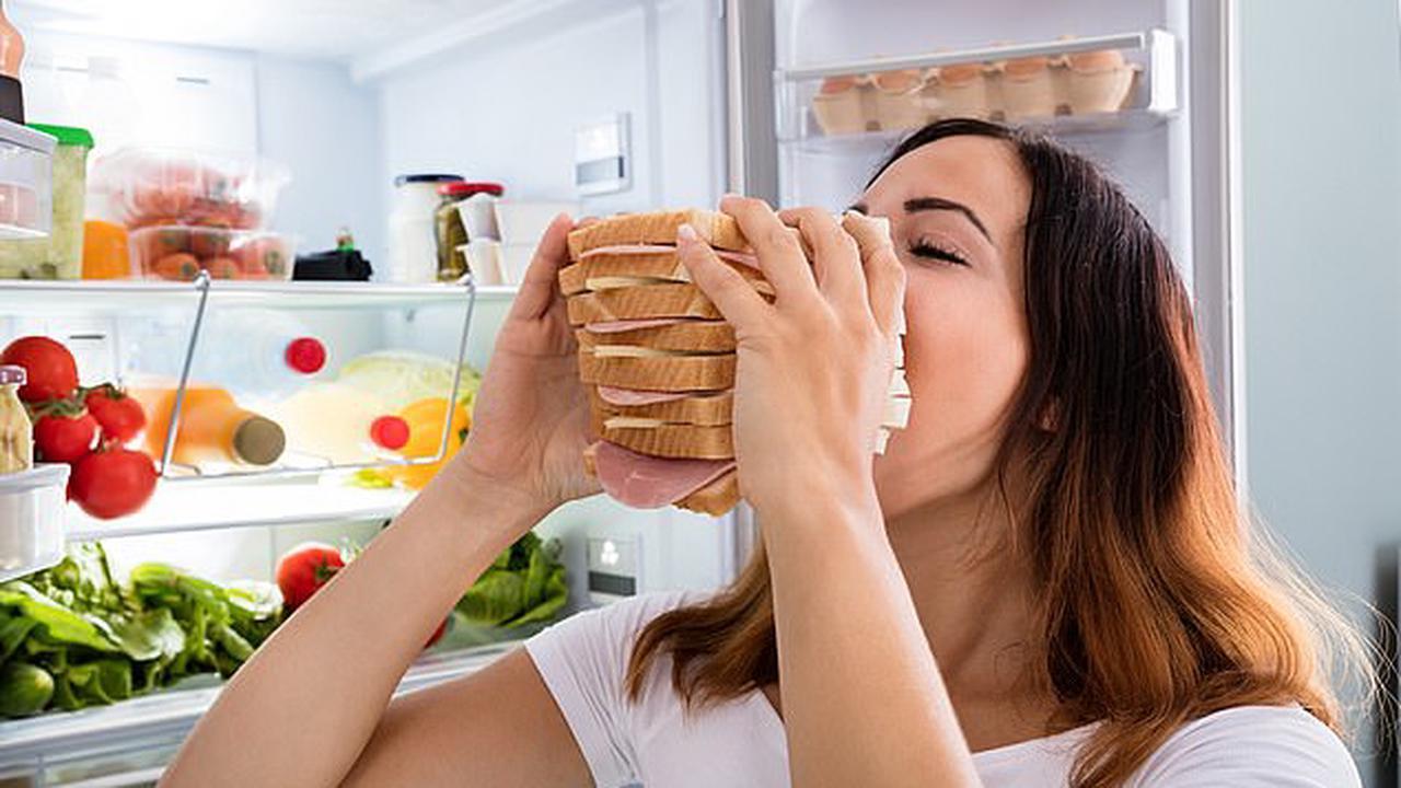 كيف يؤثر نظام النوم والتوتر على شعورك بالجوع ليلاً